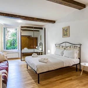 Deluxe - Campo Dei Fiori , Roma Italia